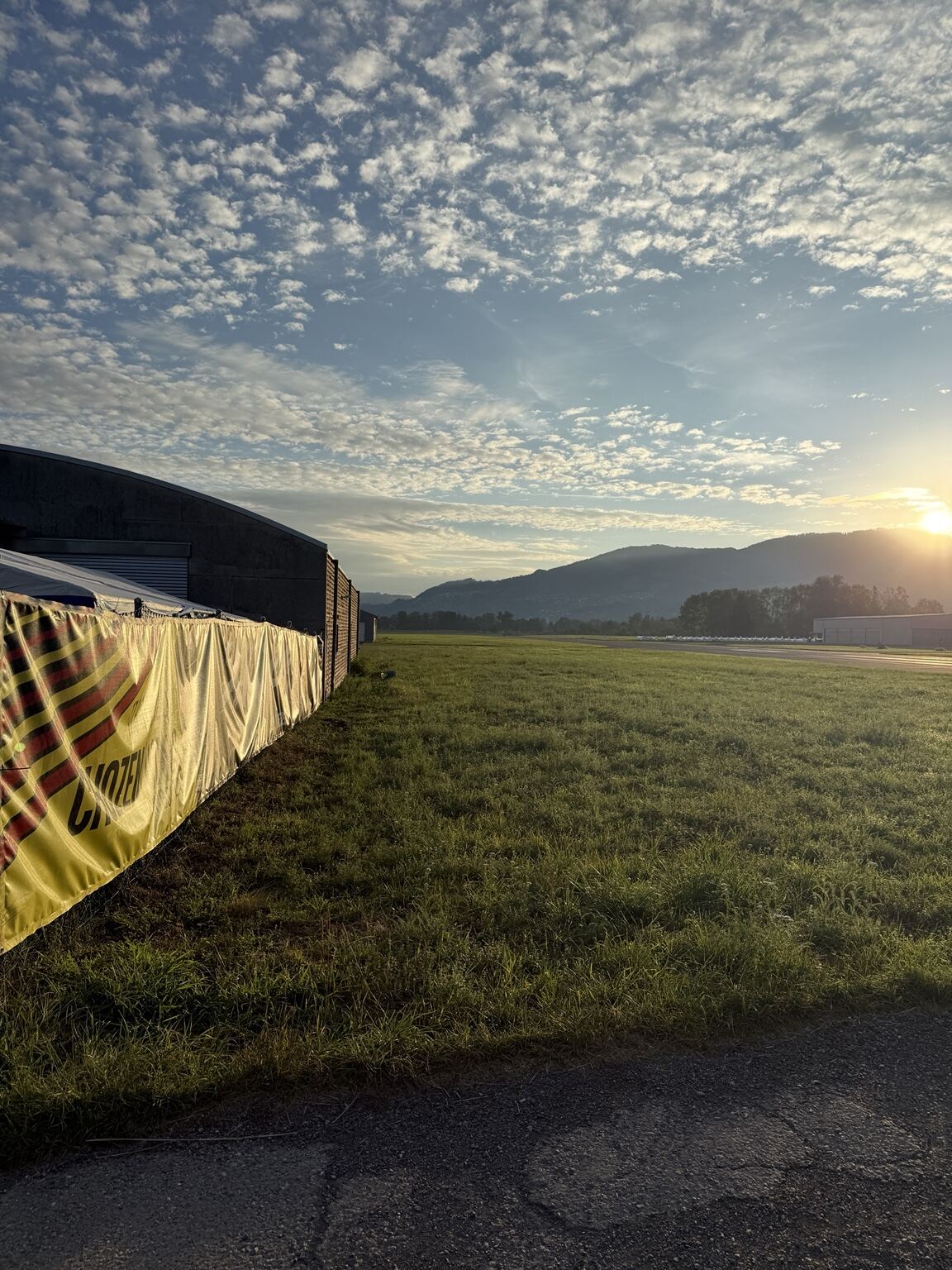 Sonnenaufgang am Flugplatz