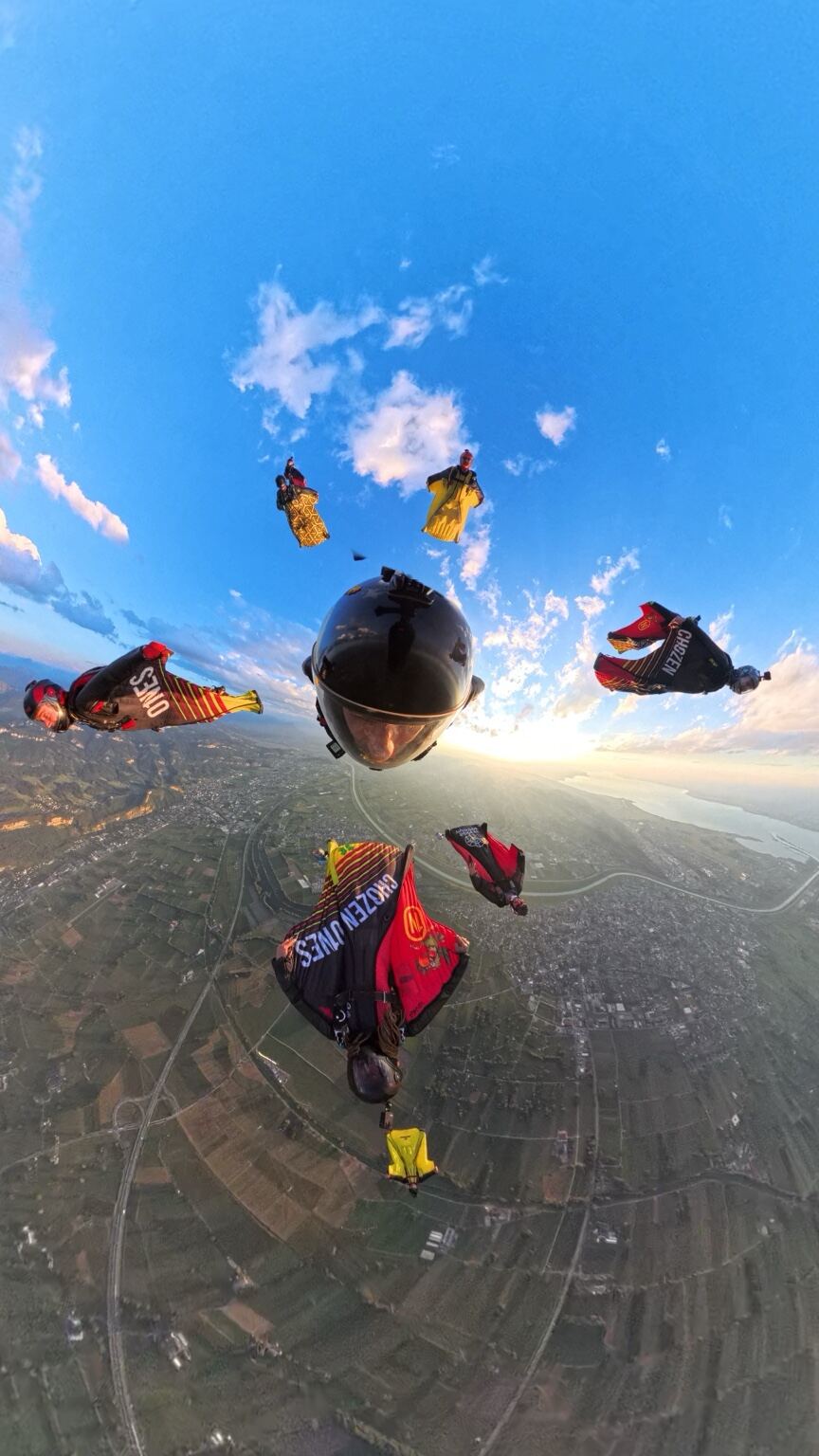 Chozen Ones Wingsuit-Formation über dem Rheintal