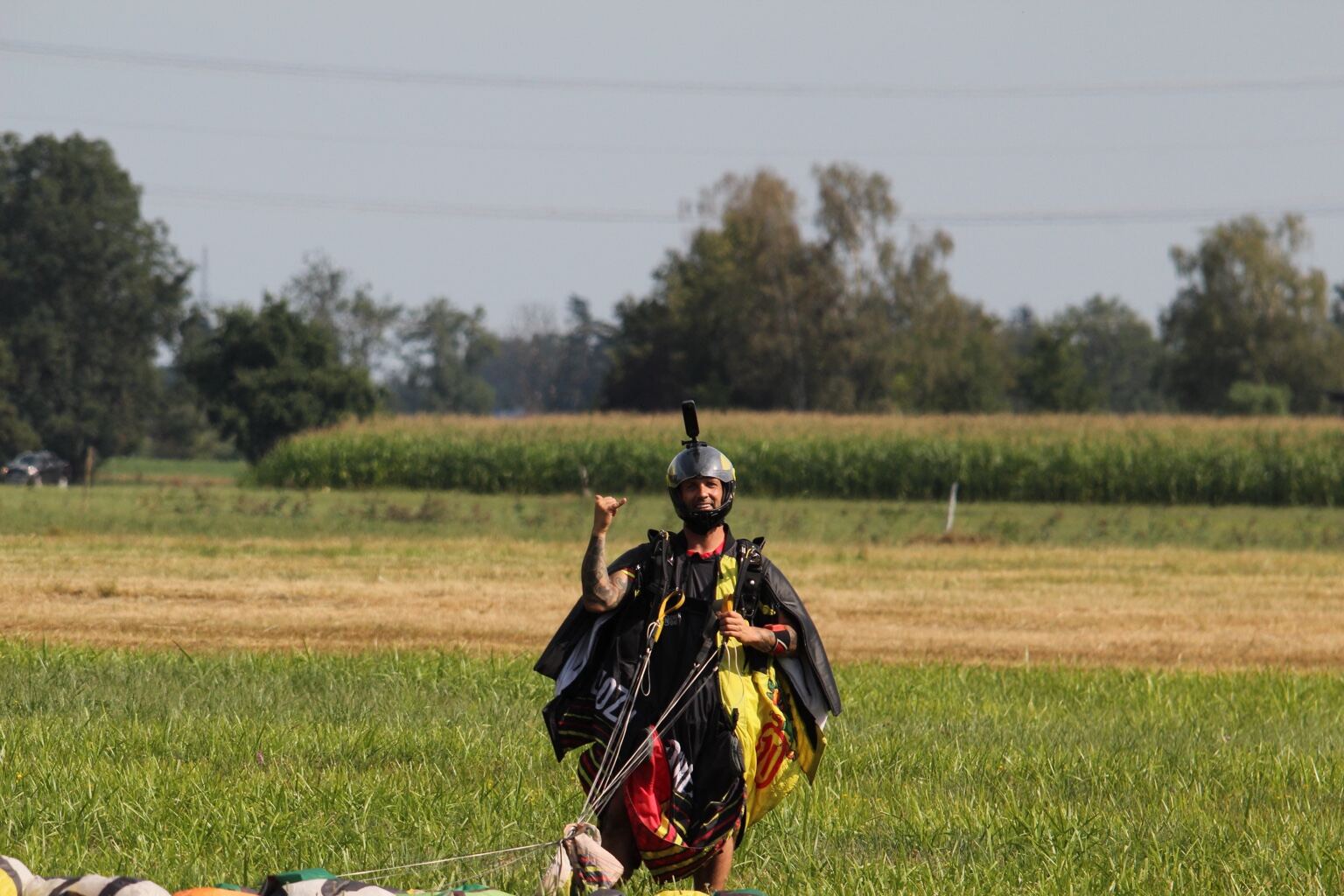 Wingsuit-Pilot nach der Landung